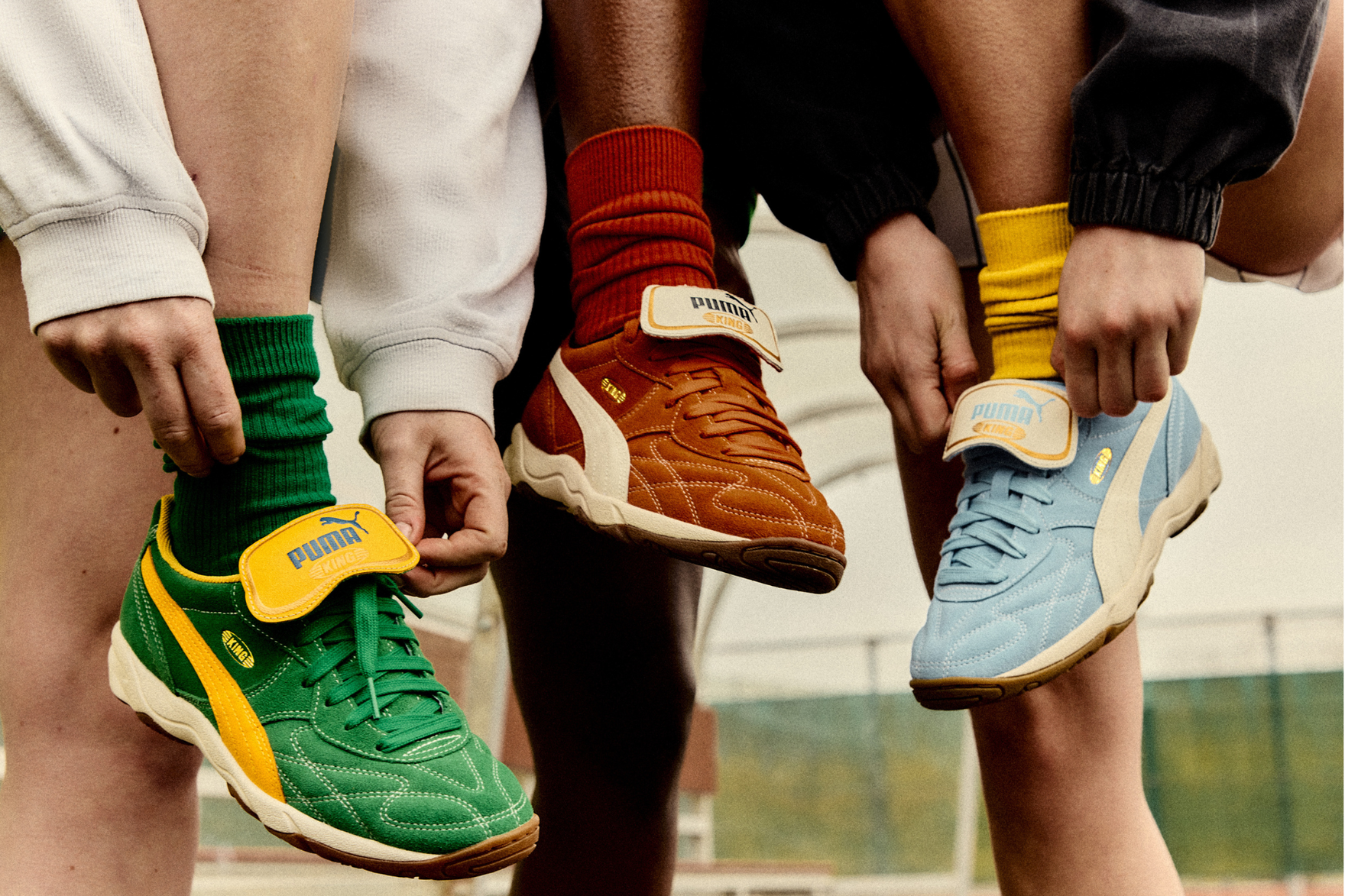 PUMA Terracewear: Biểu tượng streetwear từ giày bóng đá Hinh anh 1: Ba doi giay PUMA Terracewear: KING, Indoor Royalty va V_S1 tren nen trang