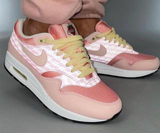 air max strawberry lemonade on feet