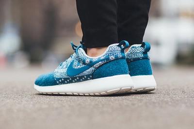 Nike Roshe One Winter Wmns Sweater Pack2