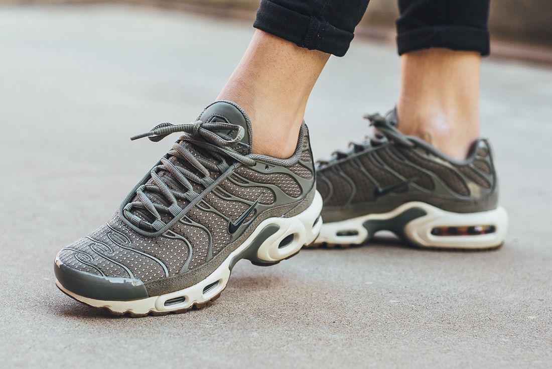 Nike air max plus dark sales stucco