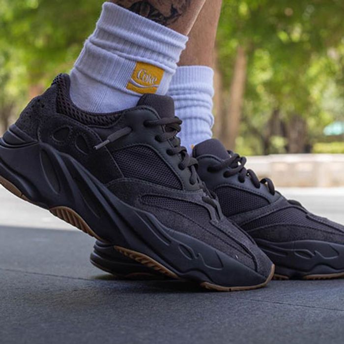 scramble anekdote status On-Foot Look: Yeezy BOOST 700 'Utility Black' - Sneaker Freaker