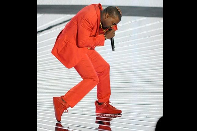 KICK GAME : Kanye West Performs in Infrared Suit & Red Louis Vuitton Don  Sneakers at 2010 MTV Awards