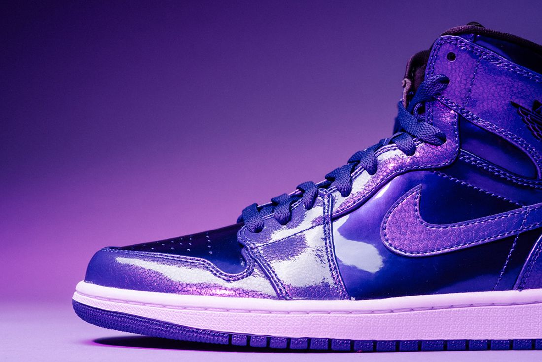 Nike фиолетовые кроссовки. Air Jordan 1 Purple. Nike Air Jordan 1 Retro Purple. Nike Air Jordan 1 Purple. Nike Air Jordan 1 фиолетовые.
