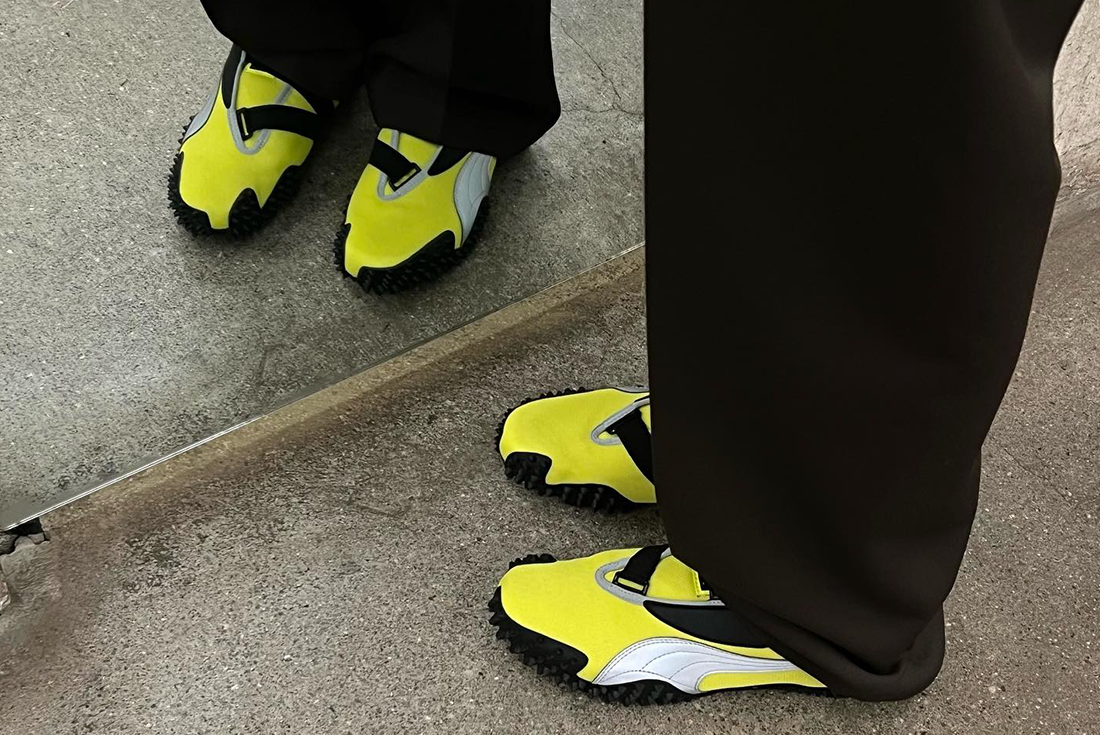 PUMA Mostro màu vàng phối với quần ống rộng đen