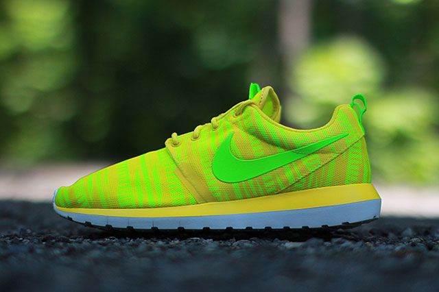 Nike Roshe Run Charm Yellow Sideview