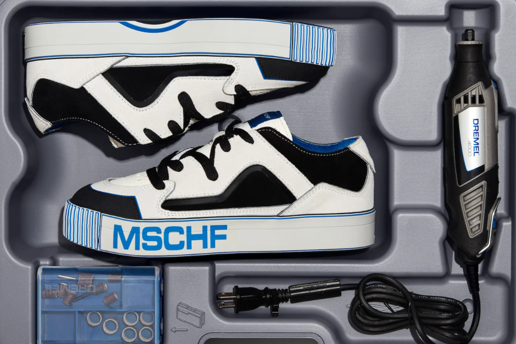 Hinh anh 4: Hinh anh cua mot doi sneaker distressed doc dao voi phong cach tray xuoc, bac mau