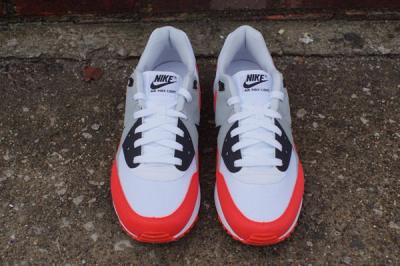 Air Max Light Wht Red Frontview