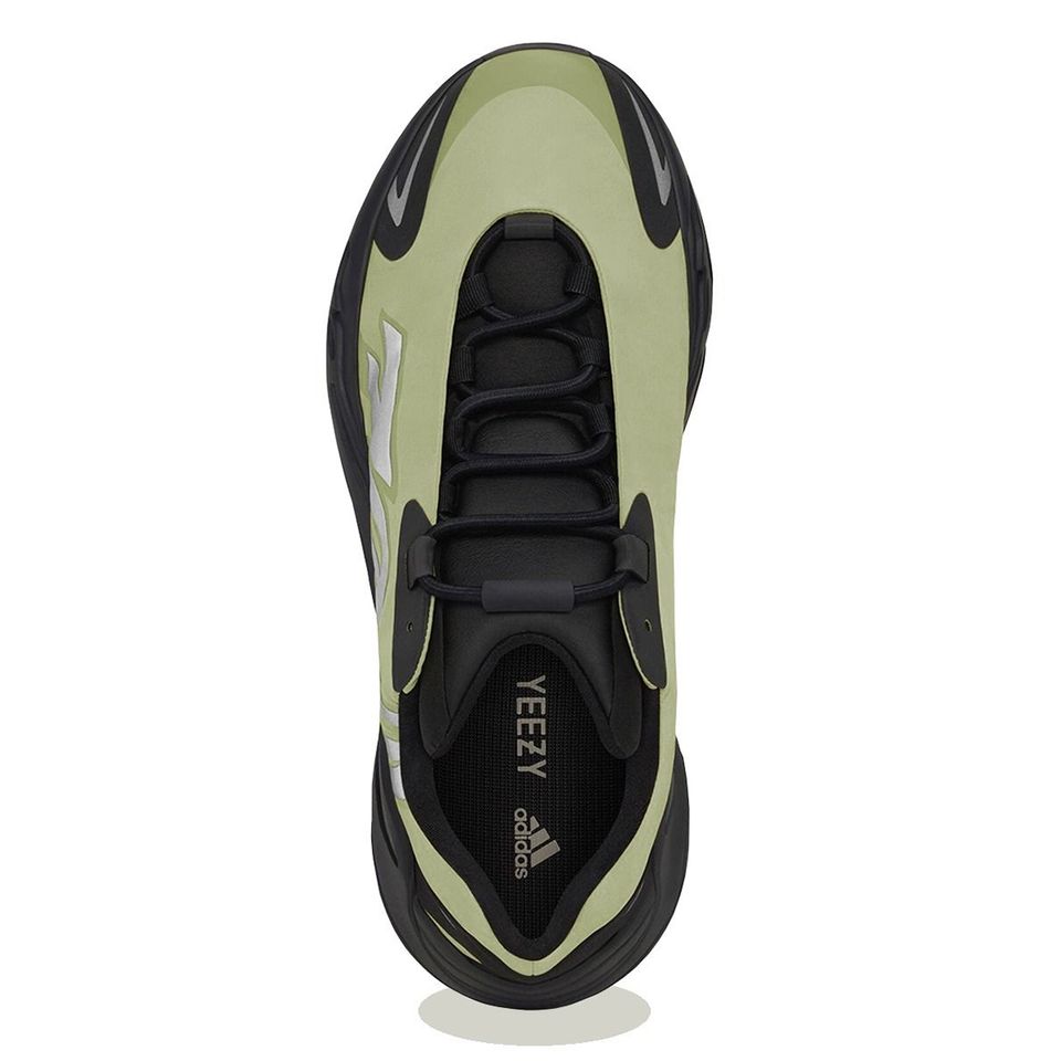 yeezy boost mnvn 700