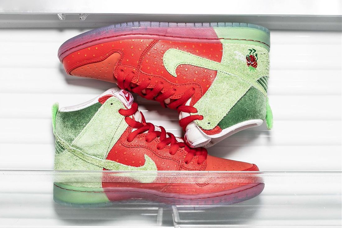 Nike SB Dunk High Strawberry Cough