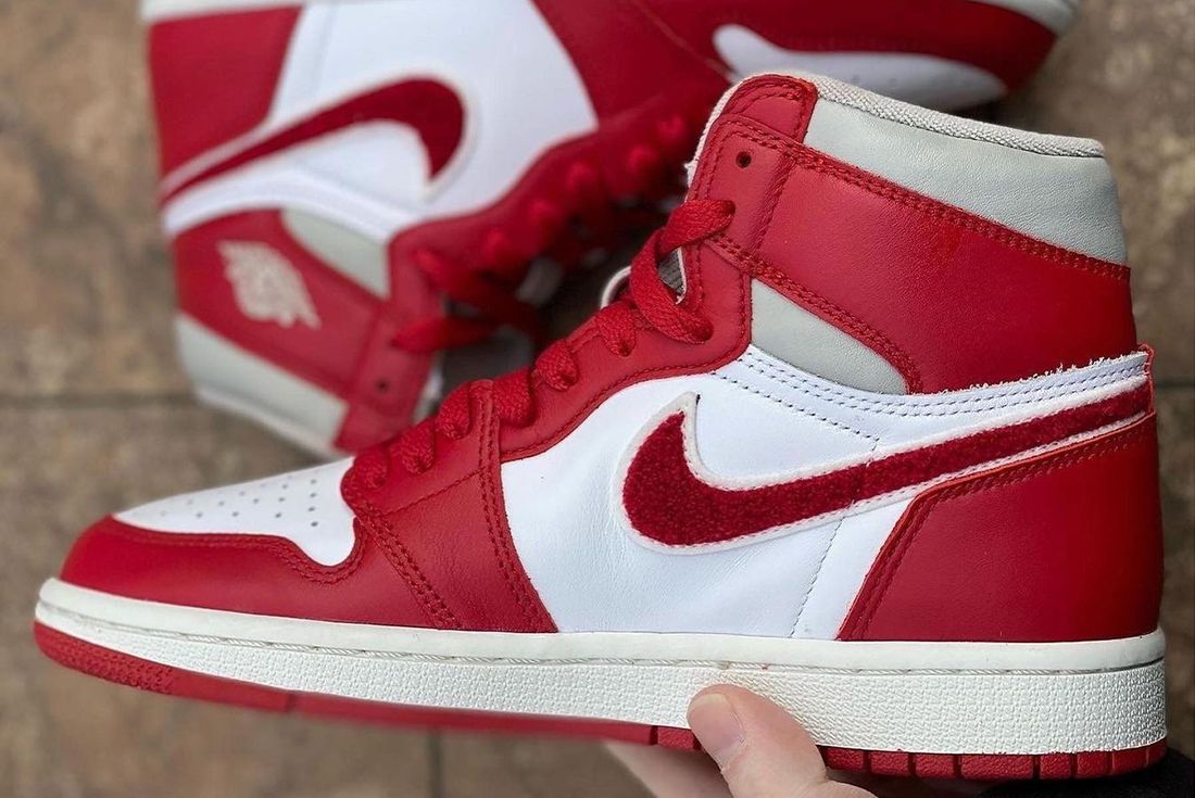 Jordan 1 red on sale swoosh