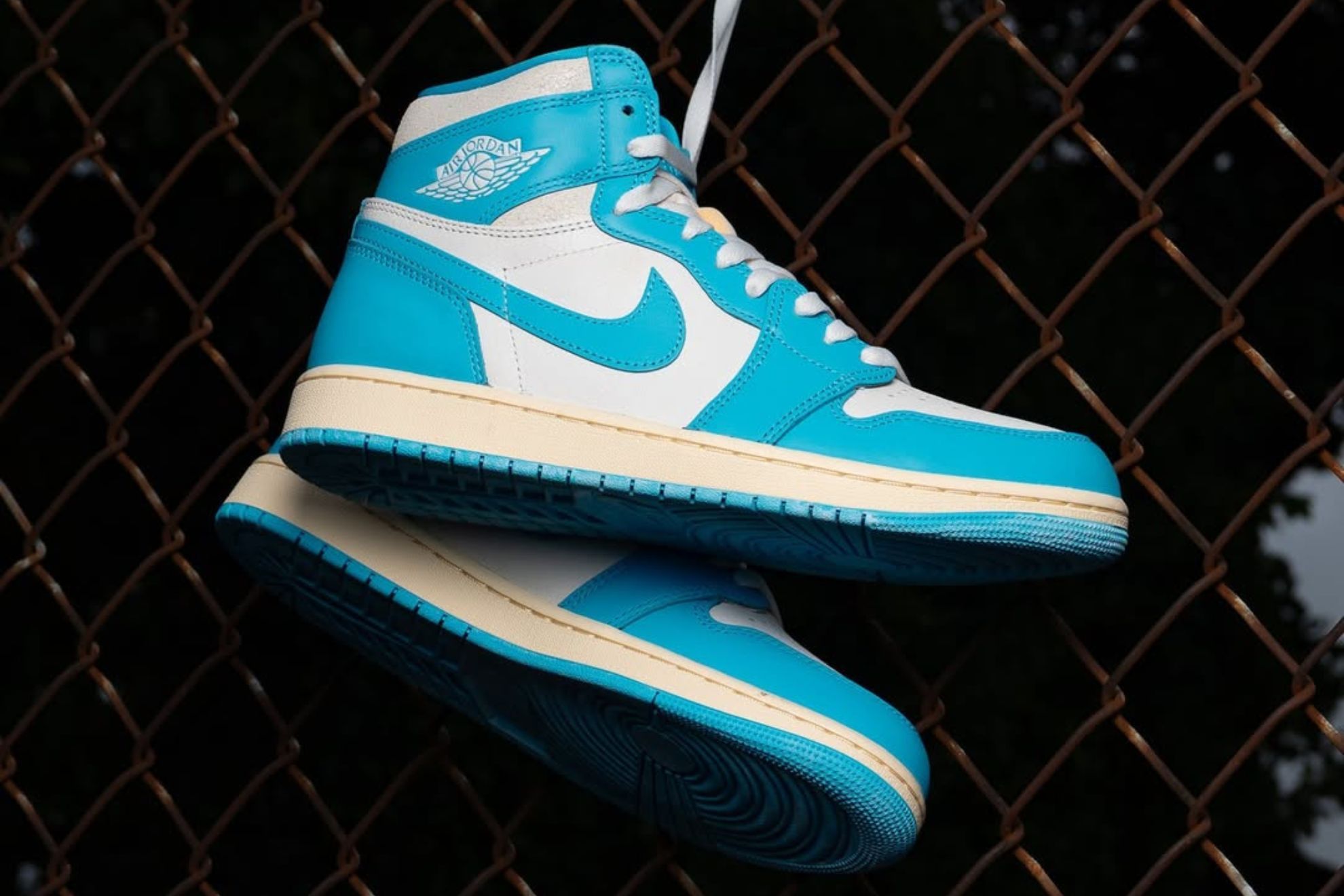 Hinh anh 3: Hinh anh so sanh Air Jordan 1 UNC 2015 va 2025 Reimagined