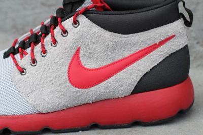 Nike Roshe Run Trail Wolf Grey Gym Red Side Detail 1
