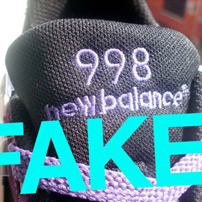 New balance 574 как отличить. Этикетка кроссовок New Balance оригинал и fake. New Balance ультрафиолет. Оригинальная бирка New Balance.