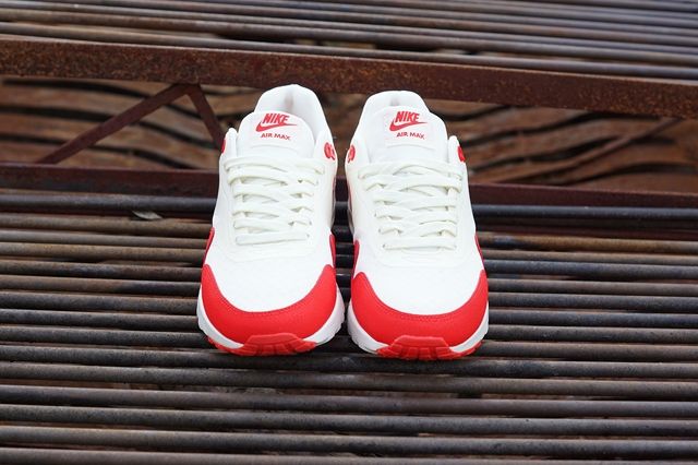 Nike Am1 Ultra Wmns Challenge Red 3