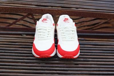 Nike Am1 Ultra Wmns Challenge Red 3
