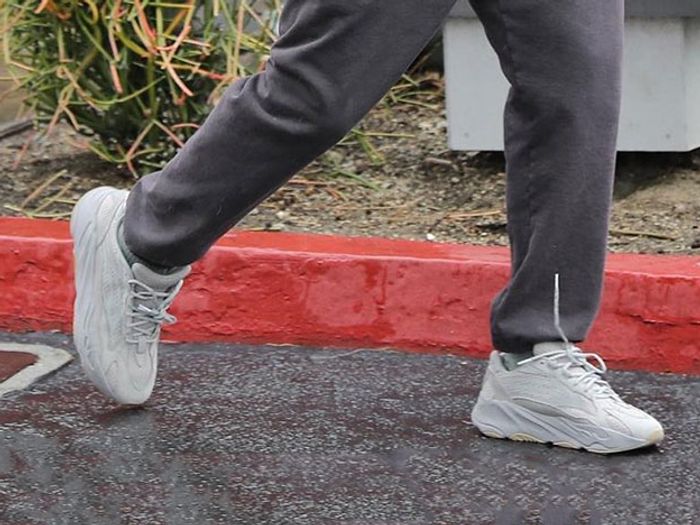 Vrouw glans verzonden Kanye West Steps Out in New Yeezy BOOST 700 V2 'Salt' Sample - Sneaker  Freaker