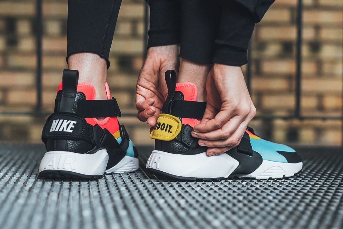 Nike air 2025 huarache city sneakers