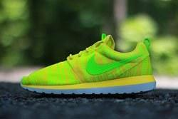 Nike Roshe Run Charm Yellow Dp