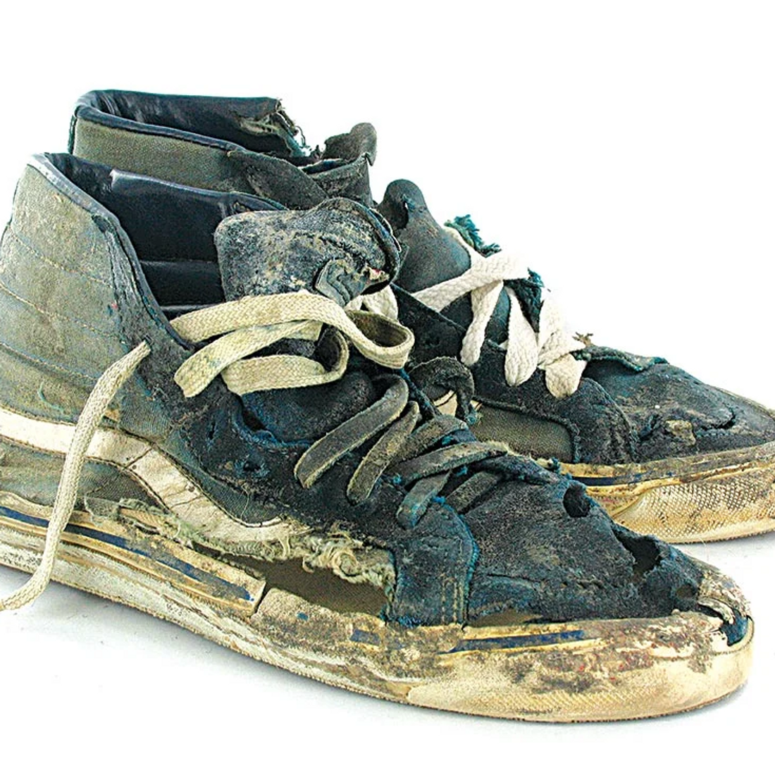 Старые кроссовки купить. Старые кроссовки. Старые кеды. Рваный кроссовок. Старые порванные кроссовки.