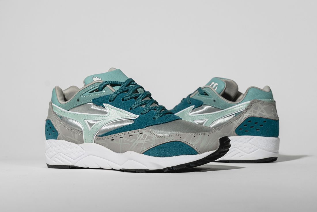 Splash Around in the Hanon x Mizuno Contender