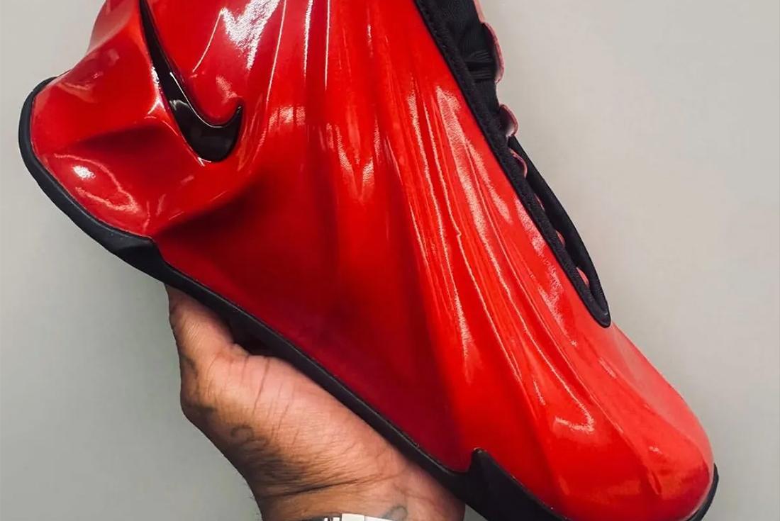 nike gt future black red in hand