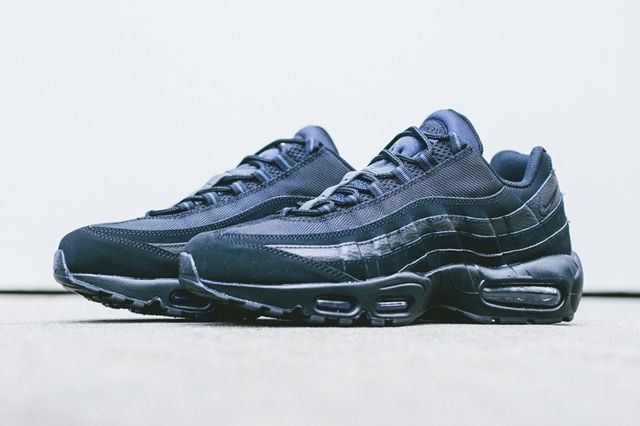 triple black nike air max 95