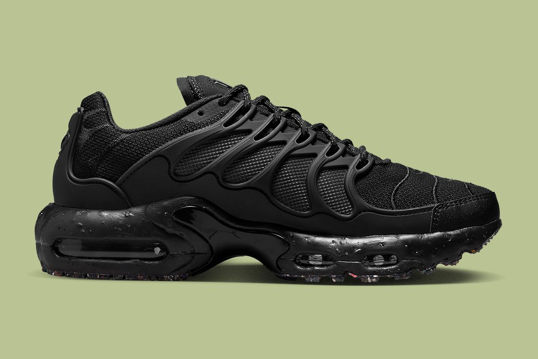 nike air max plus se triple black