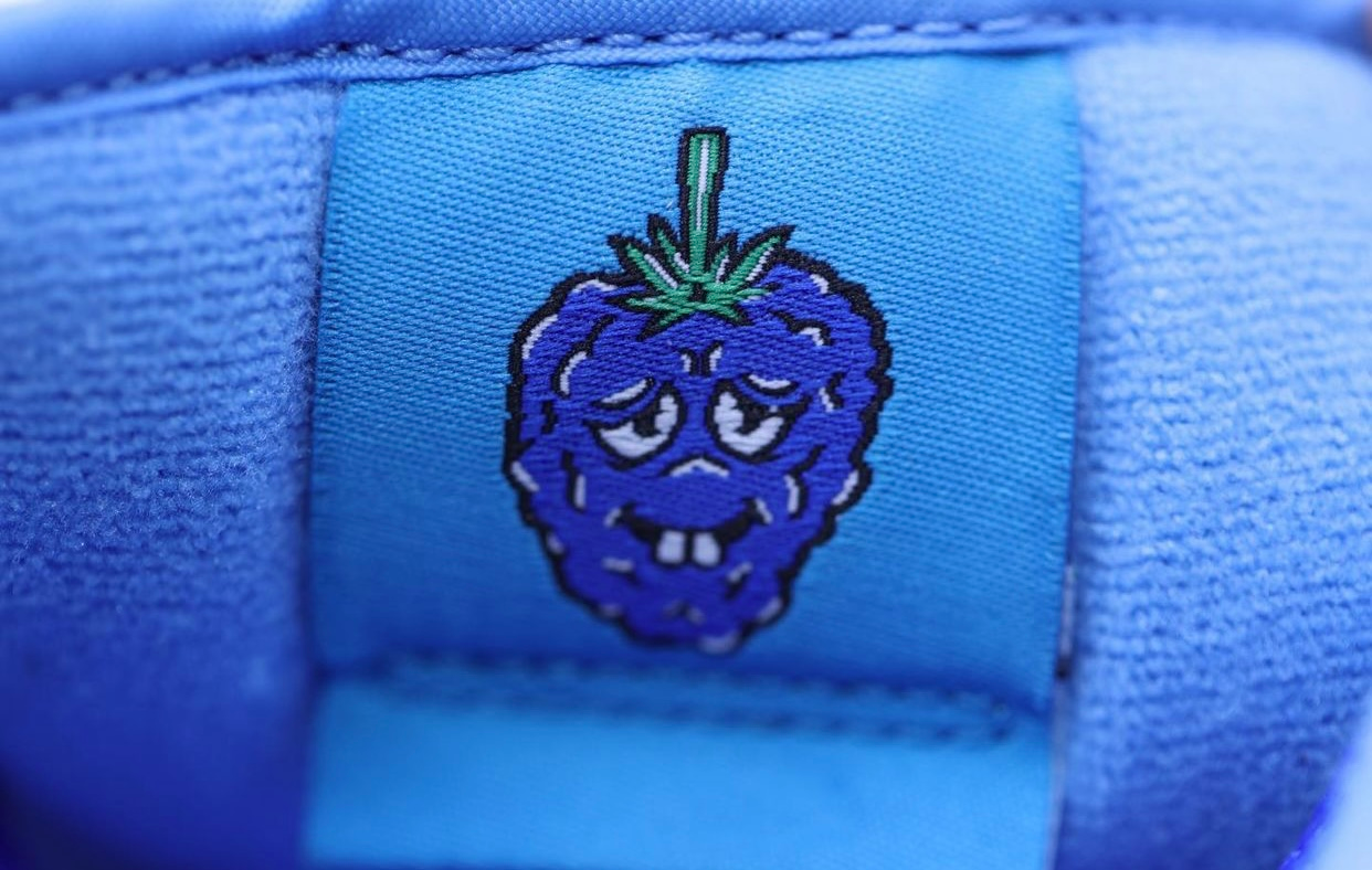 Golpe fuerte Alfombra Canoa More Images of the Potential 4/20 Nike SB Dunk Low 'Blueberry' Surface! -  Sneaker Freaker
