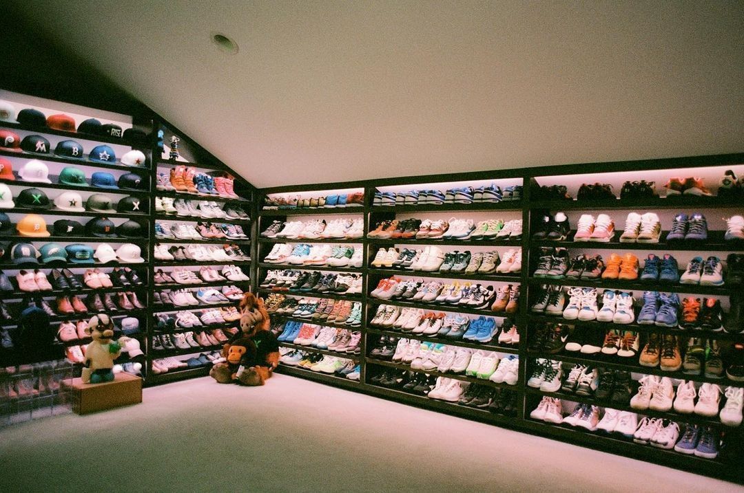 Definere har en finger i kagen Diverse varer Look Inside: StockX Co-Founder Josh Luber's HUGE Sneaker Room and Office -  Sneaker Freaker