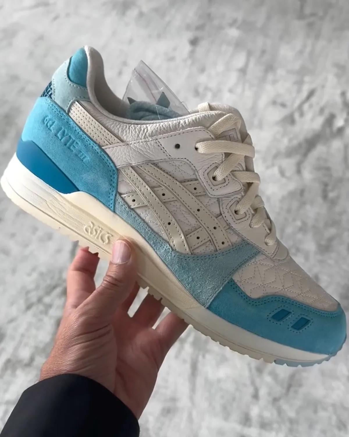 ronnie fieg asics gel lyte iii blue white in hand
