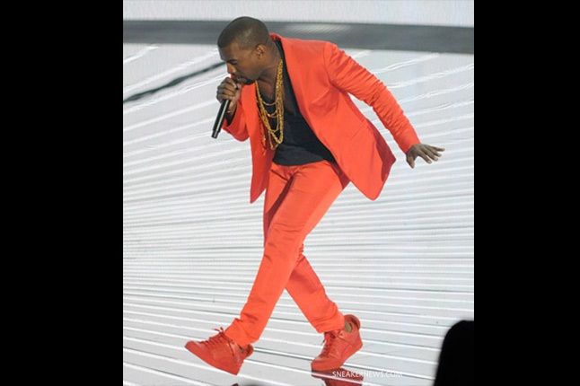 KICK GAME : Kanye West Performs in Infrared Suit & Red Louis Vuitton Don  Sneakers at 2010 MTV Awards