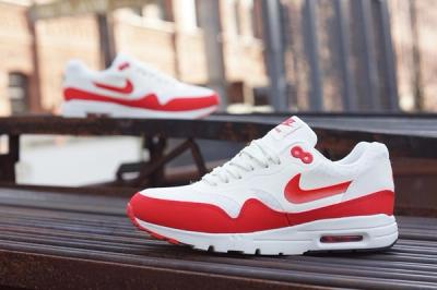 Nike Am1 Ultra Wmns Challenge Red 4
