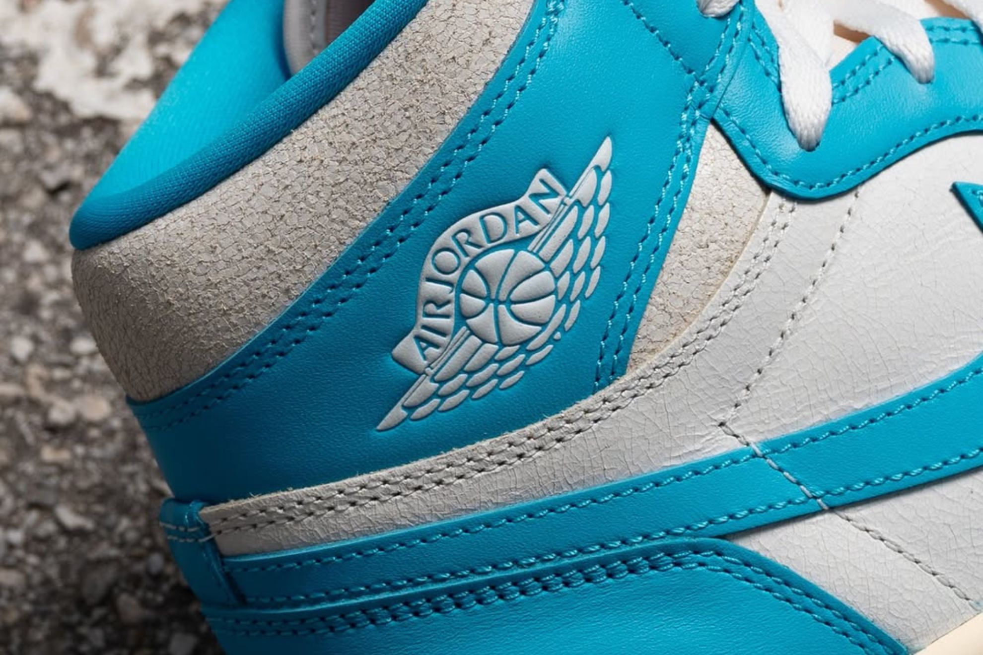 Hinh anh 7: Hinh anh so sanh Air Jordan 1 UNC 2015 va 2025 Reimagined