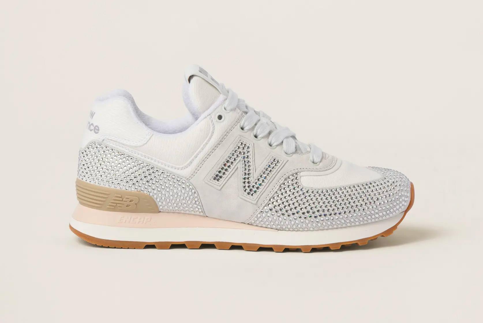 Sneaker đi đám cưới: 10+ mẫu thanh lịch, thoải mái Hinh anh 19: Sneaker thanh lich cho dam cuoi: Tu Converse dinh pha le den Off-White x Air Jordan 4