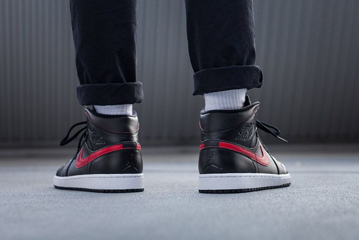 Air Jordan 1 Mid (Black/Red) - Sneaker 