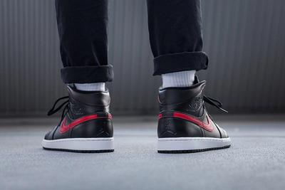 Nike Air Jordan 1 Mid Black 1