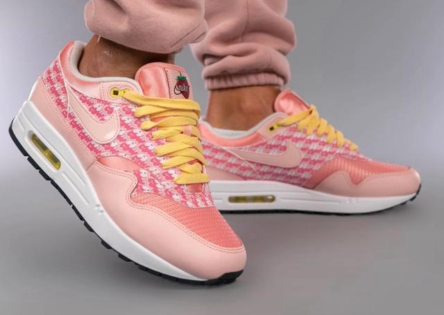 air max lemonade on feet