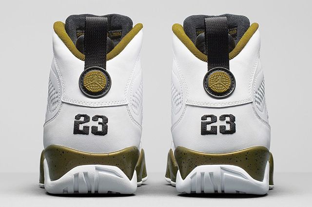 Air Jordan 9 Statue 5