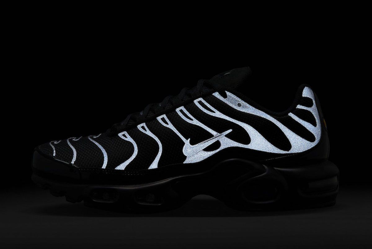 collar Intimate Patois The Nike Air Max Plus 'Triple Black' Gets Reflective - Sneaker Freaker