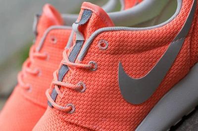 Nike Roshe Run Atmcpnk Mtllcsilv Midfoot Detail 1