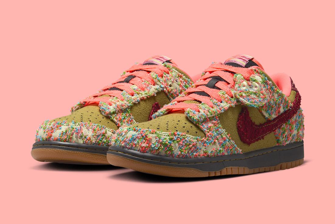 nike dunk panda-monium pink background