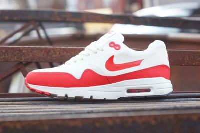 Nike Am1 Ultra Wmns Challenge Red 2