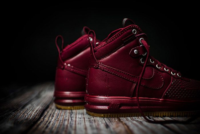 nike duck boots red