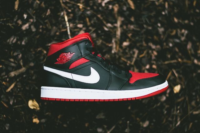 Air Jordan 1 Mid (Black/Gym Red)