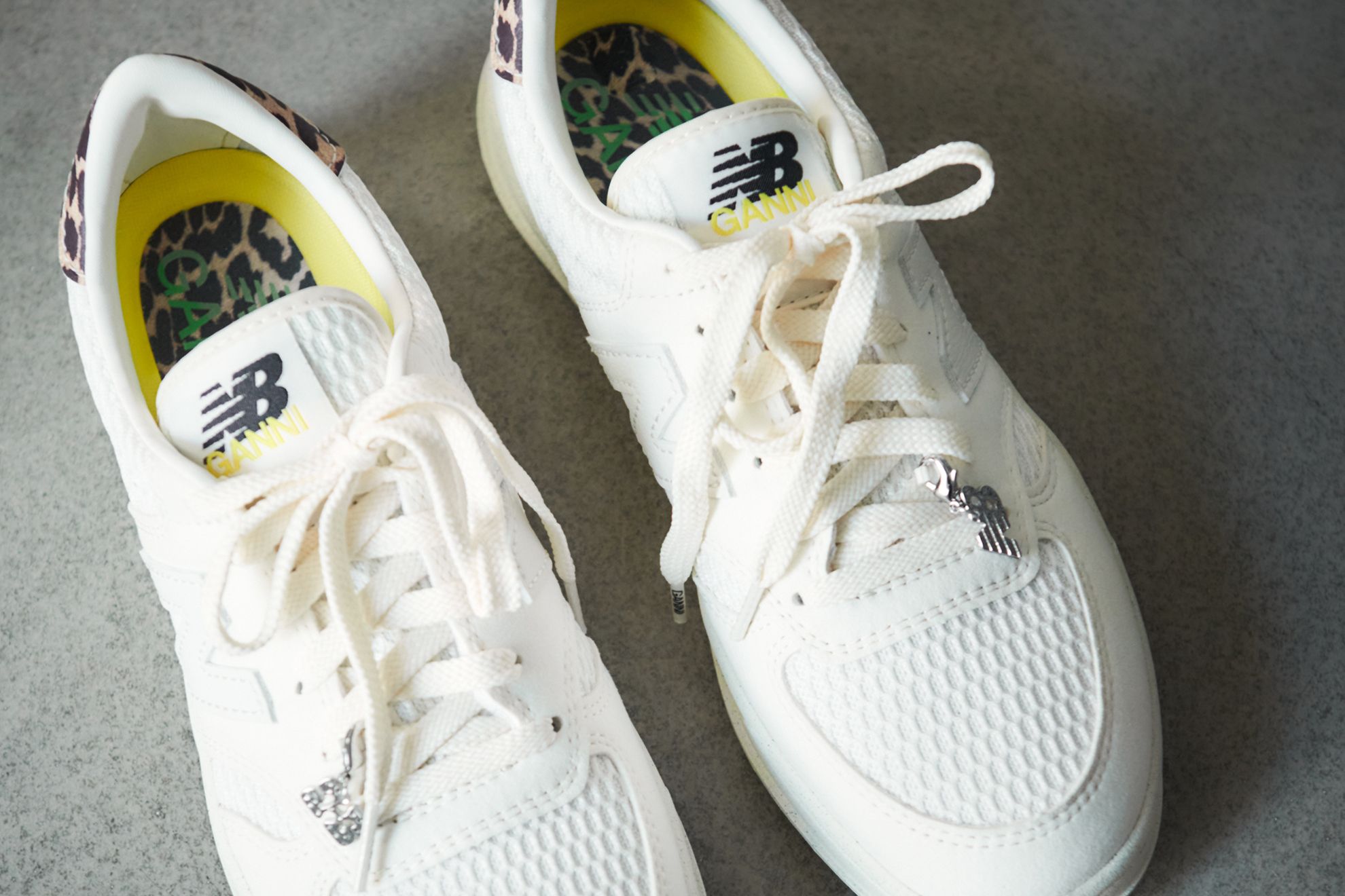 完売間近★GANNI NEW BALANCE コラボ スニーカー T500 ヒョウ柄 Ganni Adds Leopard Print and Charms to the New Balance T500