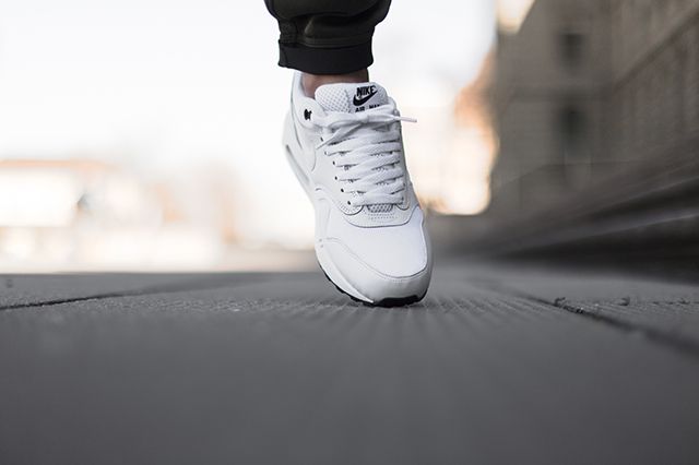 Nikeair Max 1 White Black 2