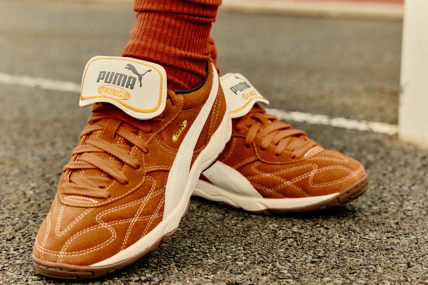 PUMA Terracewear: Biểu tượng streetwear từ giày bóng đá Hinh anh 3: Ba doi giay PUMA Terracewear: KING, Indoor Royalty va V_S1 tren nen trang