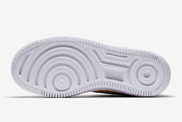 sneaks up af1
