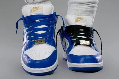 Supreme x Nike SB Dunk Low ‘Hyper Blue’ on foot