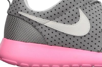 Nike Wmns Roshe Run Pink Swoosh Detail 1